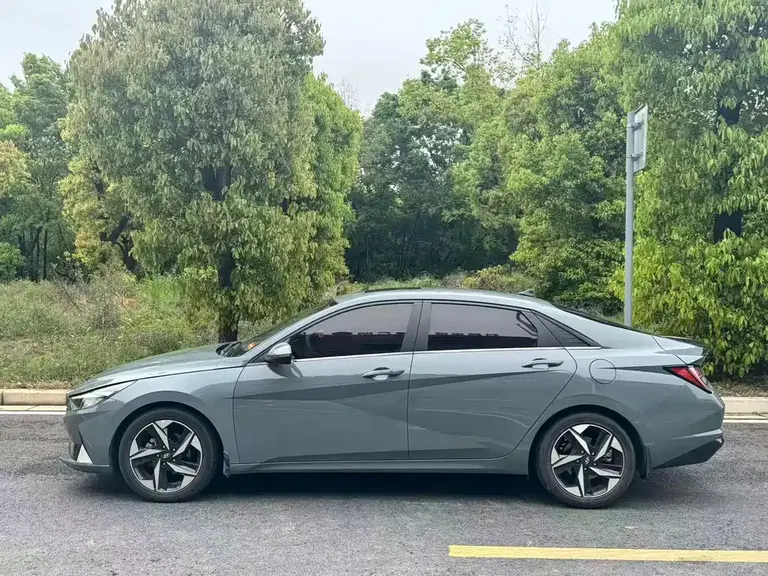 Hyundai Elantra 240 TGDi DCT LUX Distinguished