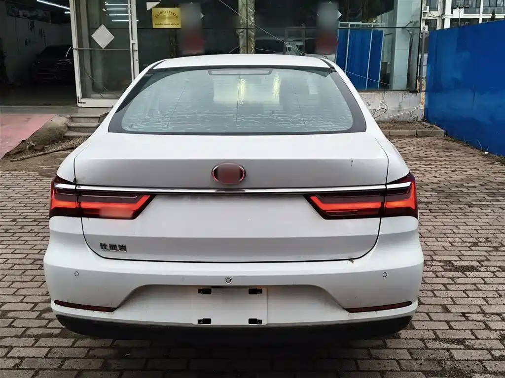 Qin 1.5 L Auto Distinguished