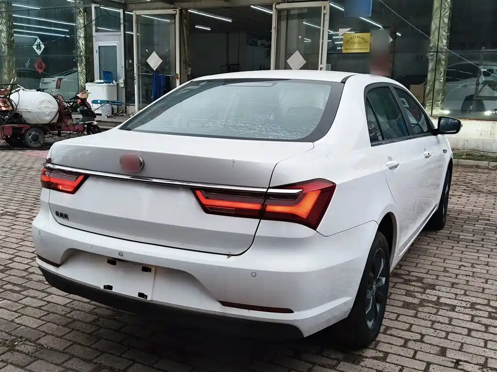 Qin 1.5 L Auto Distinguished