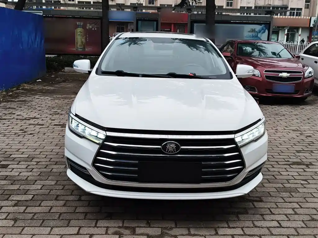 Qin 1.5 L Auto Distinguished