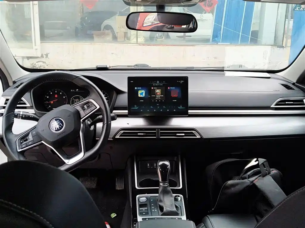 Qin 1.5 L Auto Distinguished