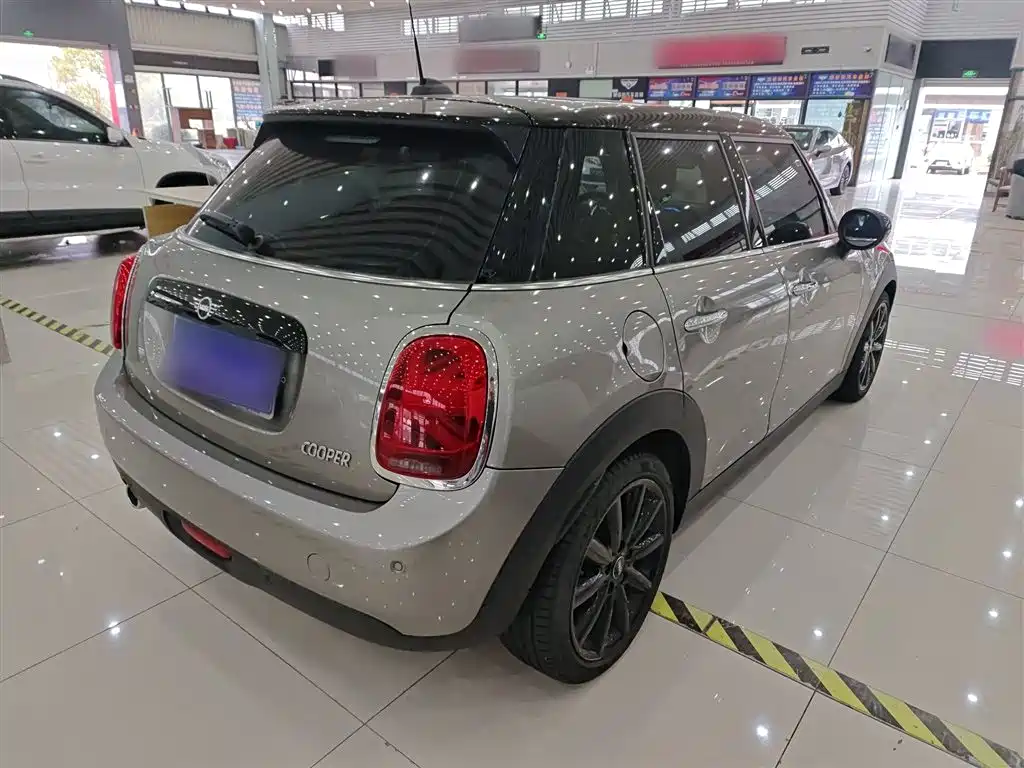MINI 1.5 T COOPER Artist 5-door