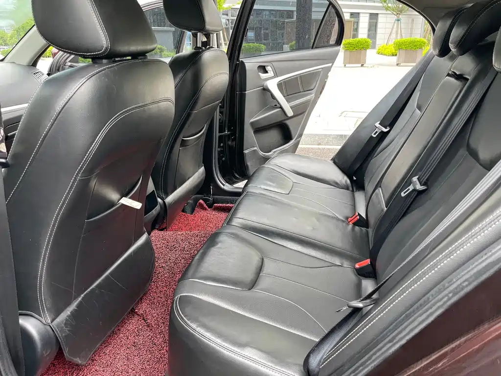 Emgrand Sedan 1.5 L CVT Upward