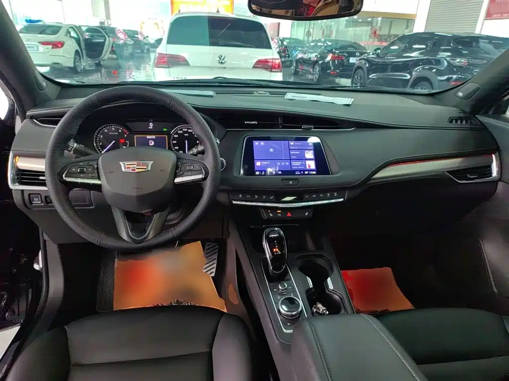 Cadillac XT4 28 T 2 WD Leading