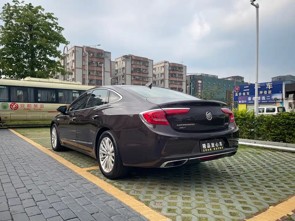 LaCrosse 28 T Luxury