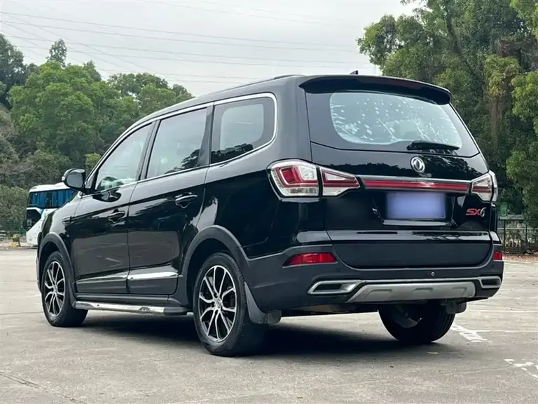 Dongfeng Fengxing SX6 1.6 L CVT Luxury