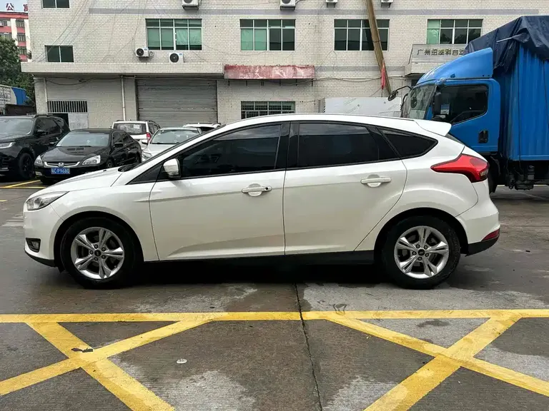 Ford Focus Hatchback 1.6 L Auto Comfort Smart Travel