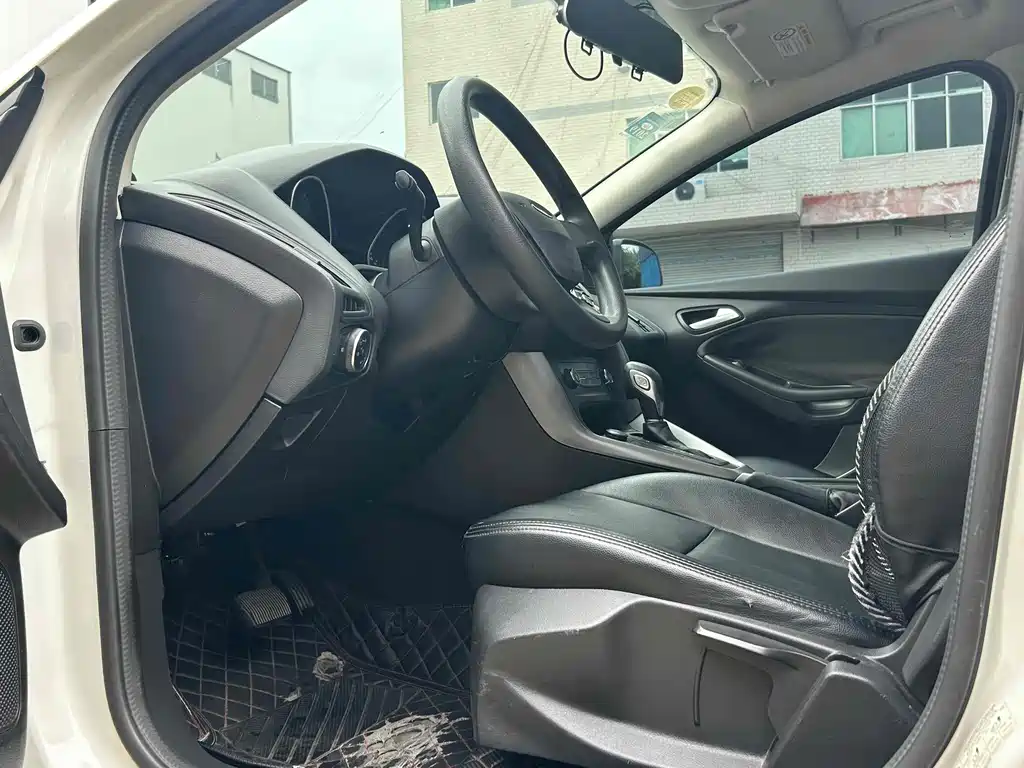 Focus Hatchback 1.6 L Auto Comfort Smart Travel