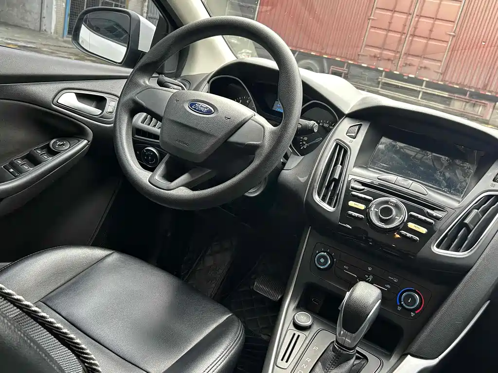 Focus Hatchback 1.6 L Auto Comfort Smart Travel