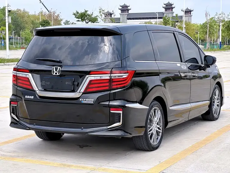 Honda Elysion 2.0 L Hybrid Luxury