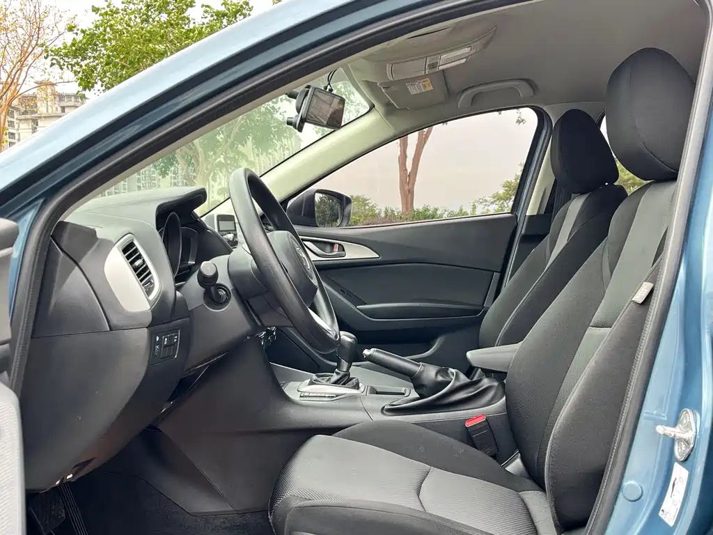Mazda 3 Axela Cloud Control Sedan 1.5 L Auto Comfort CN-V