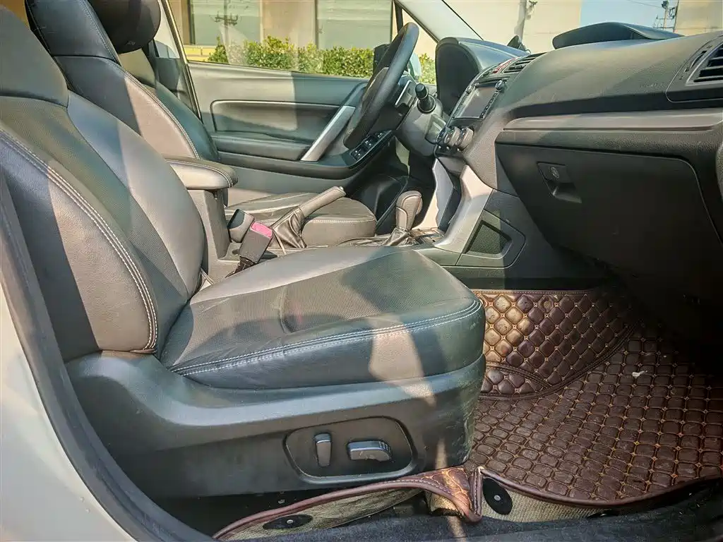 Forester 2.5 i Auto Distinguished