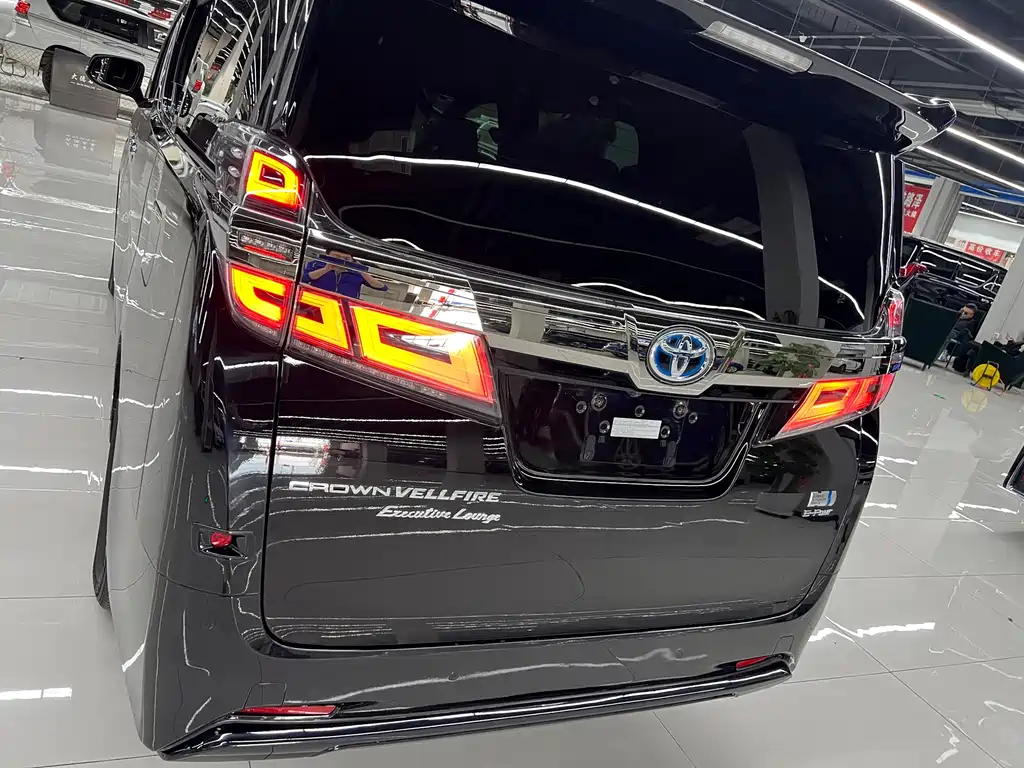 Vellfire Crown Dual Engine 2.5 L HV Distinguished