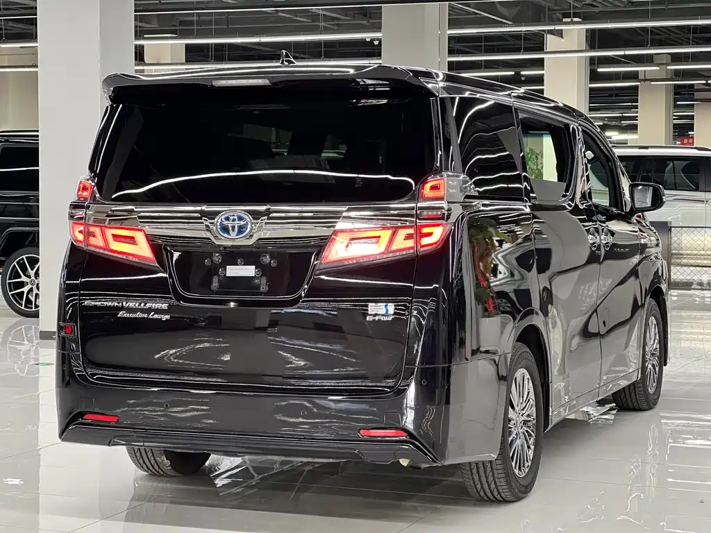 Vellfire Crown Dual Engine 2.5 L HV Distinguished
