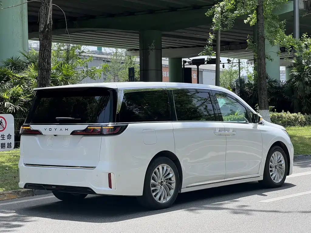 Voyah Dreamer Low Carbon Dream + Smart Drive Package