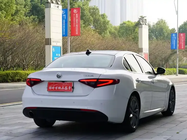 Alfa Romeo Giulia 2.0 T 200 HP Luxury