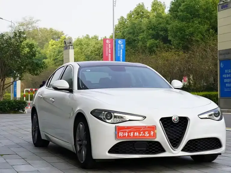Alfa Romeo Giulia 2.0 T 200 HP Luxury