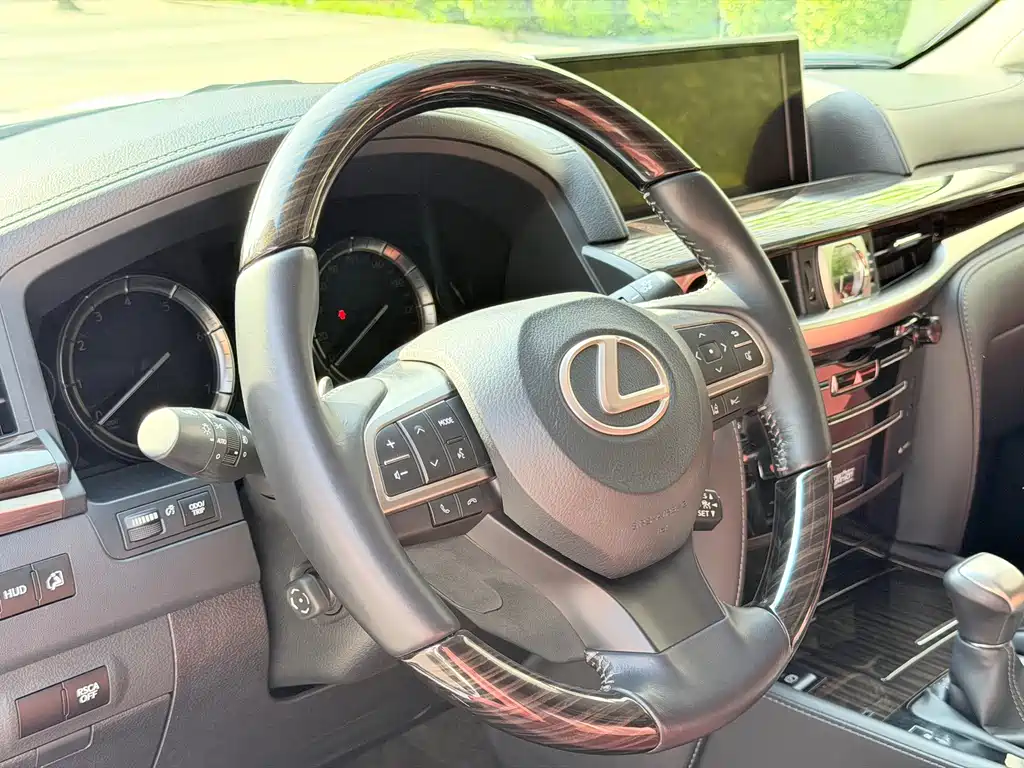 Lexus LX 570 Distinguished Luxury
