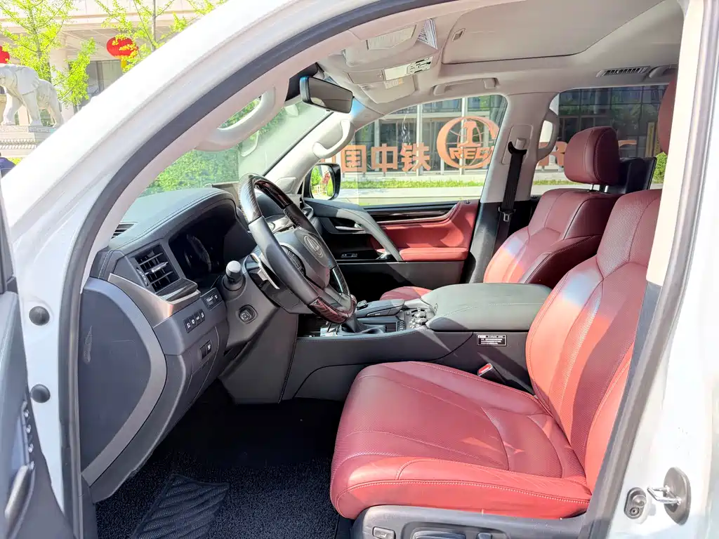 Lexus LX 570 Distinguished Luxury