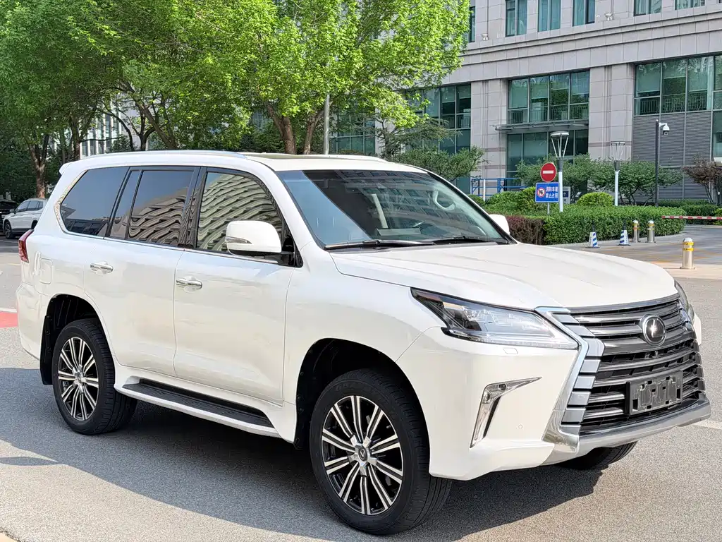 Lexus LX 570 Distinguished Luxury