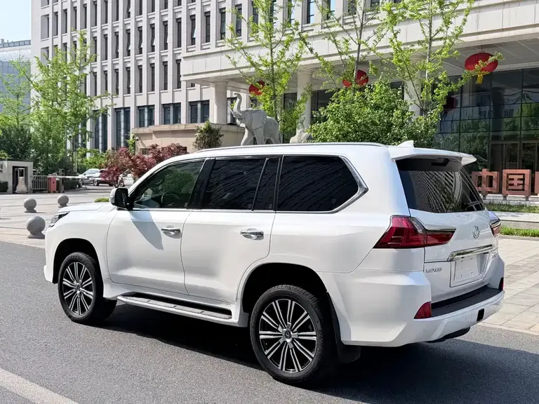 Lexus LX 570 Distinguished Luxury