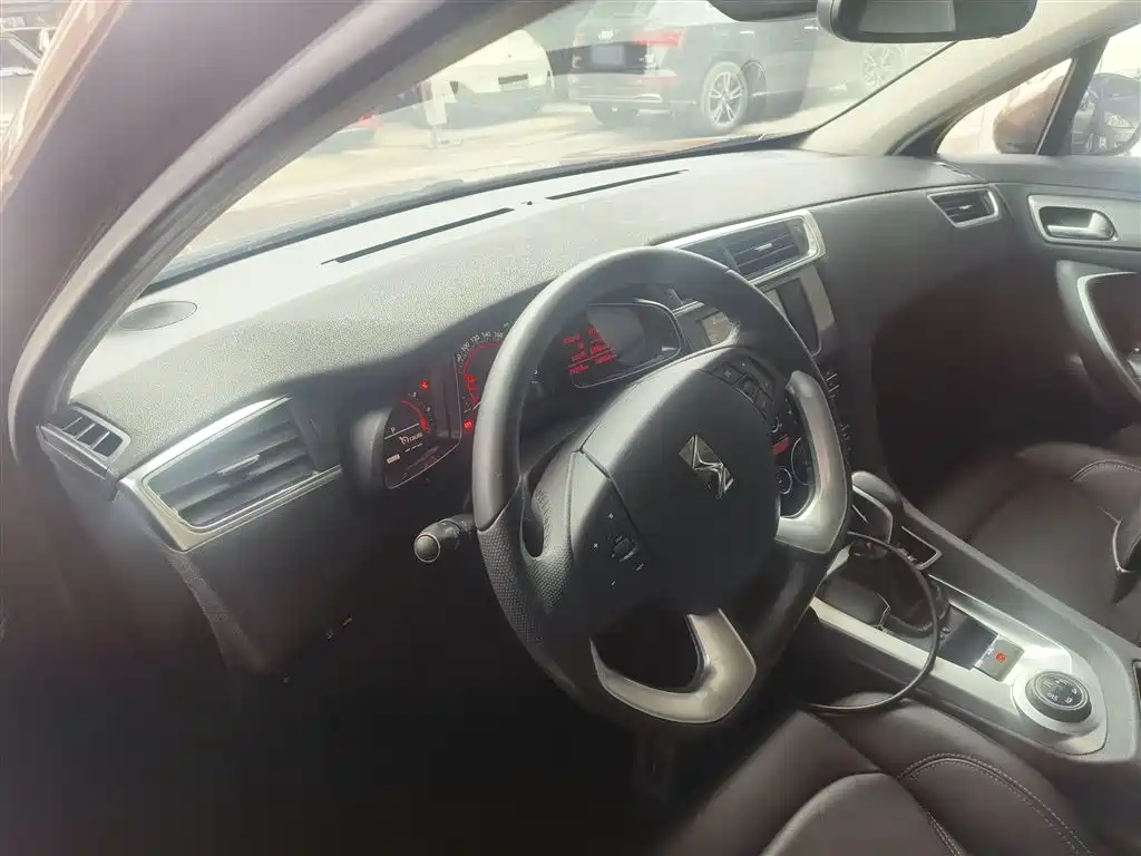 DS 6 1.6 T Luxury THP160