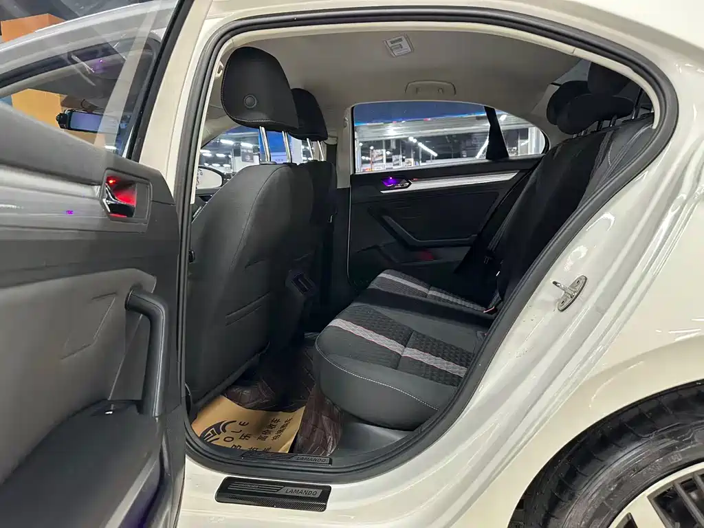 Lamando 230 TSI DSG Style CN-VI
