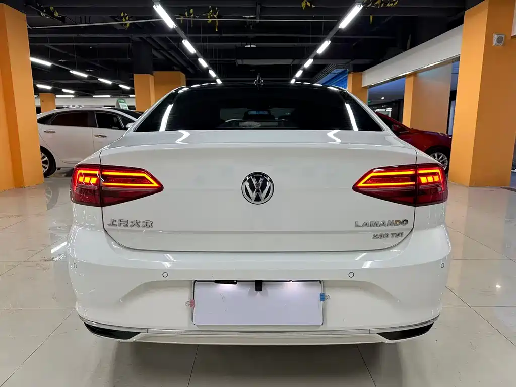Lamando 230 TSI DSG Style CN-VI
