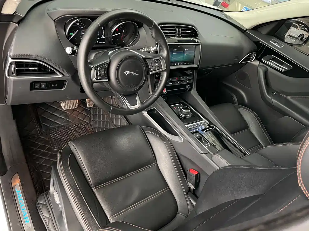 Jaguar F-PACE 2.0 T 4 WD Urban Premium