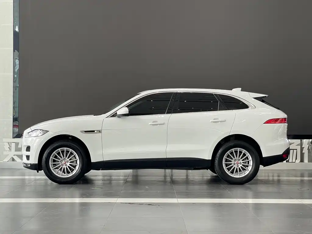 Jaguar F-PACE 2.0 T 4 WD Urban Premium