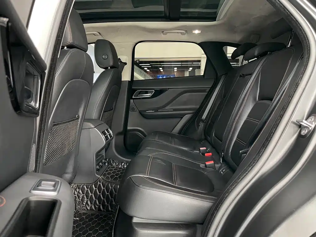 Jaguar F-PACE 2.0 T 4 WD Urban Premium