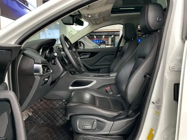 Jaguar F-PACE 2.0 T 4 WD Urban Premium