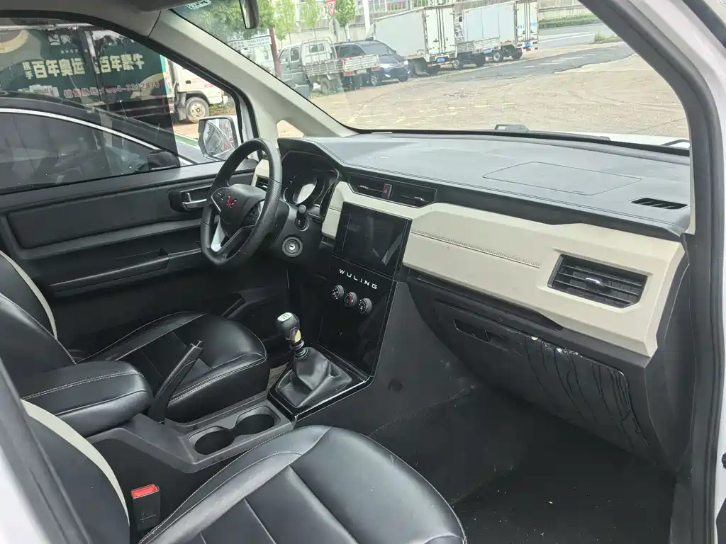 Wuling Journey 1.5 T Manual Luxury