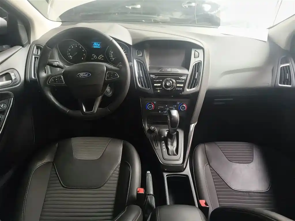 Focus Hatchback 1.6 L Auto Style