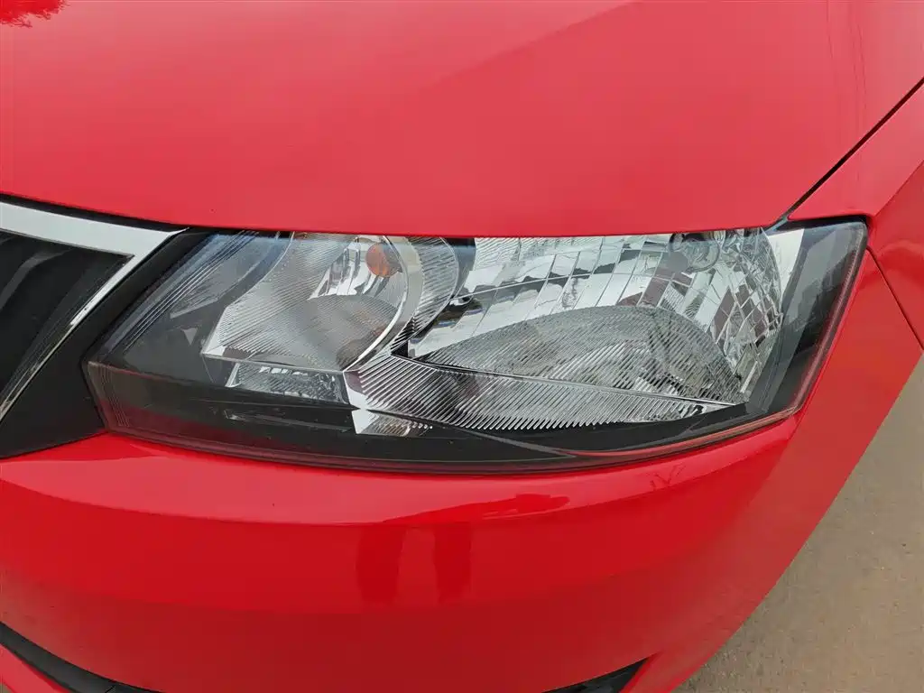 Rapid Spaceback Facelift 1.6 L Manual Forward