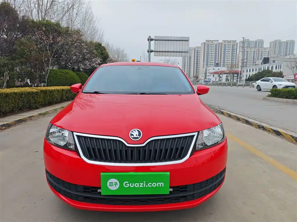 Rapid Spaceback Facelift 1.6 L Manual Forward