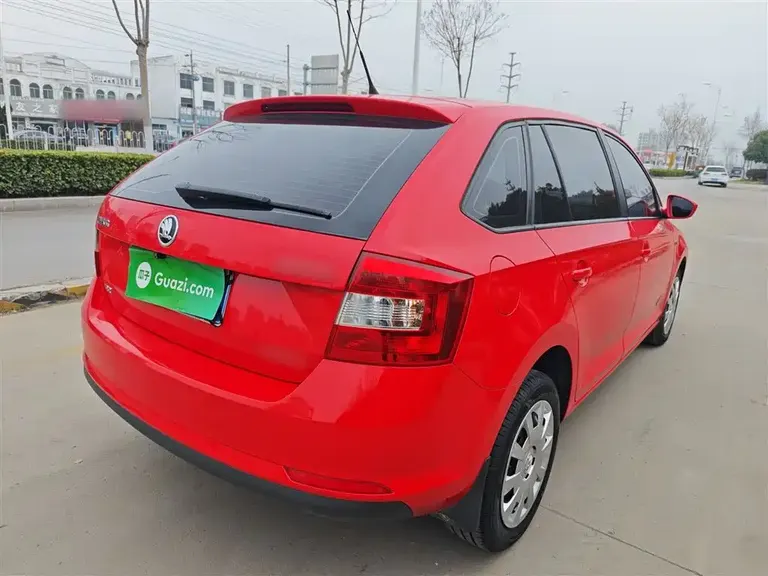 Skoda Rapid Spaceback Facelift 1.6 L Manual Forward
