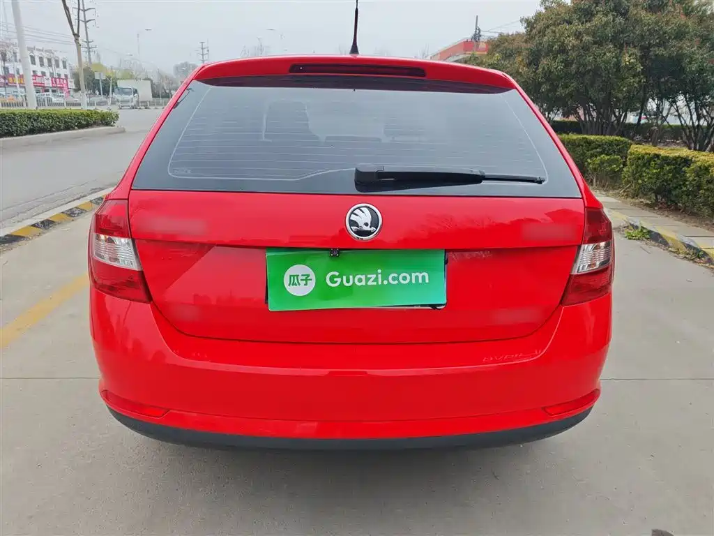Rapid Spaceback Facelift 1.6 L Manual Forward