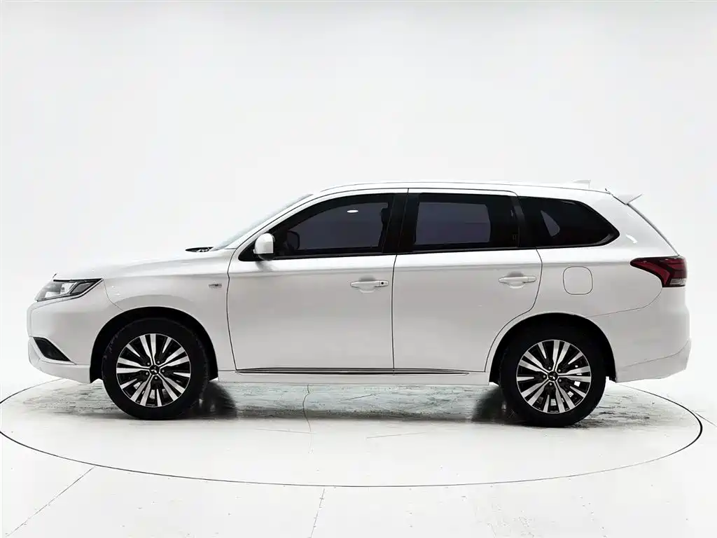 Outlander 2.0 L 2 WD Smooth Travel 5-seat