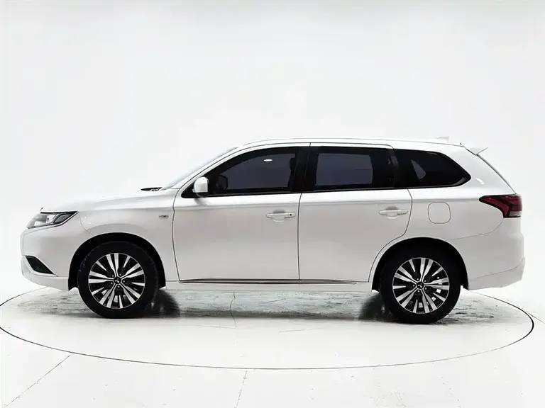 Mitsubishi Outlander 2.0 L 2 WD Smooth Travel 5-seat