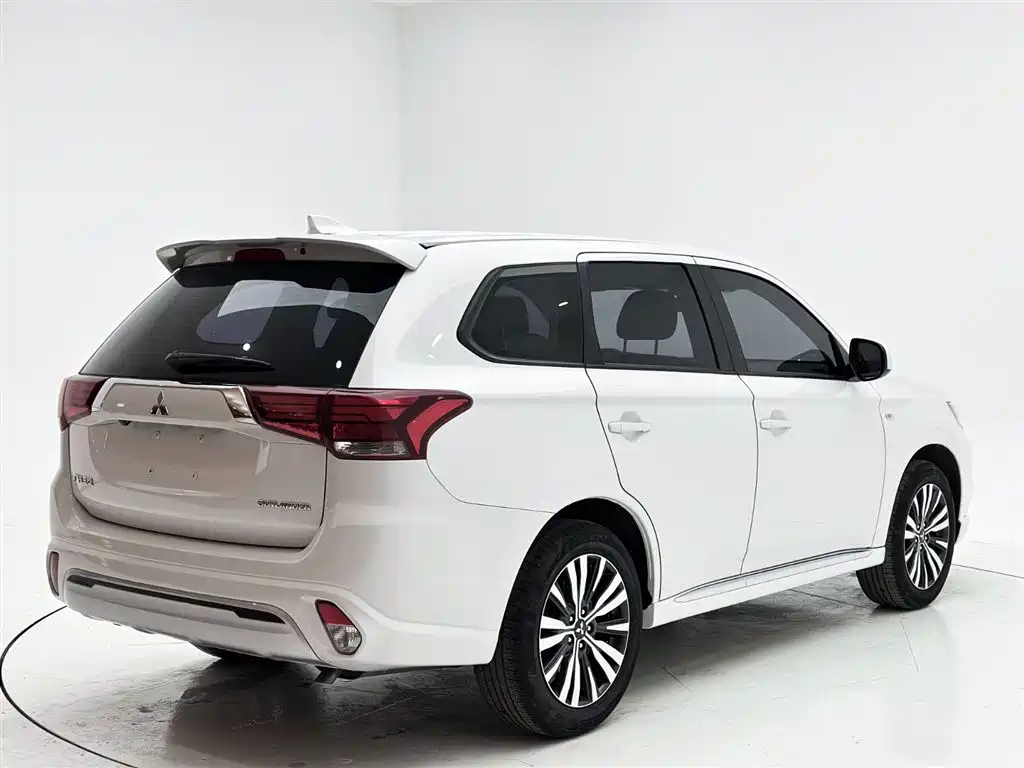 Outlander 2.0 L 2 WD Smooth Travel 5-seat