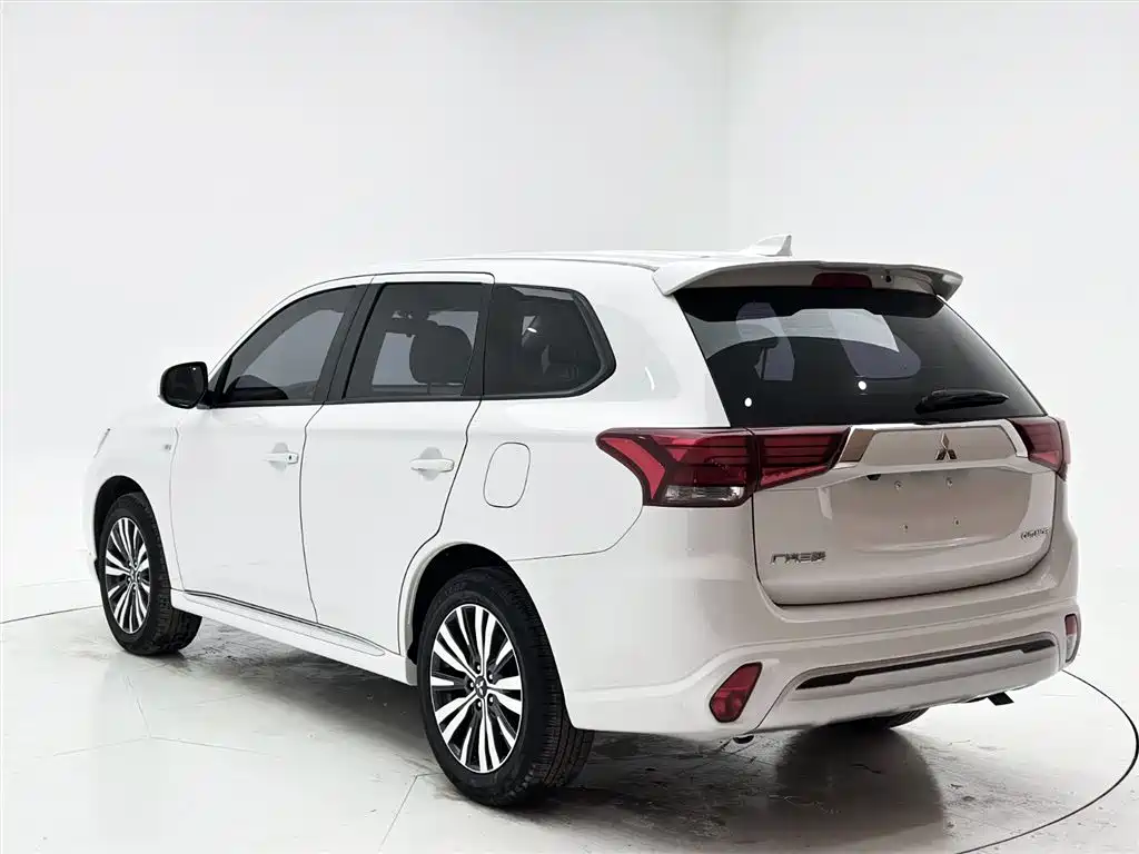 Outlander 2.0 L 2 WD Smooth Travel 5-seat