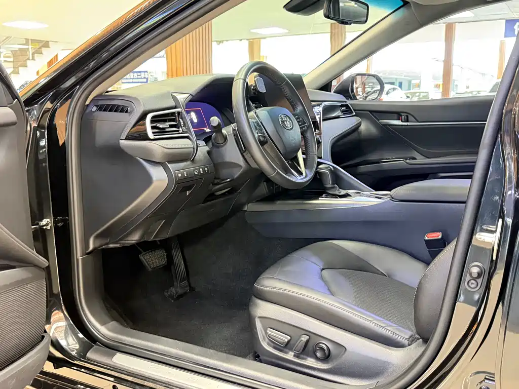 Camry 2.5 S Sharp Style