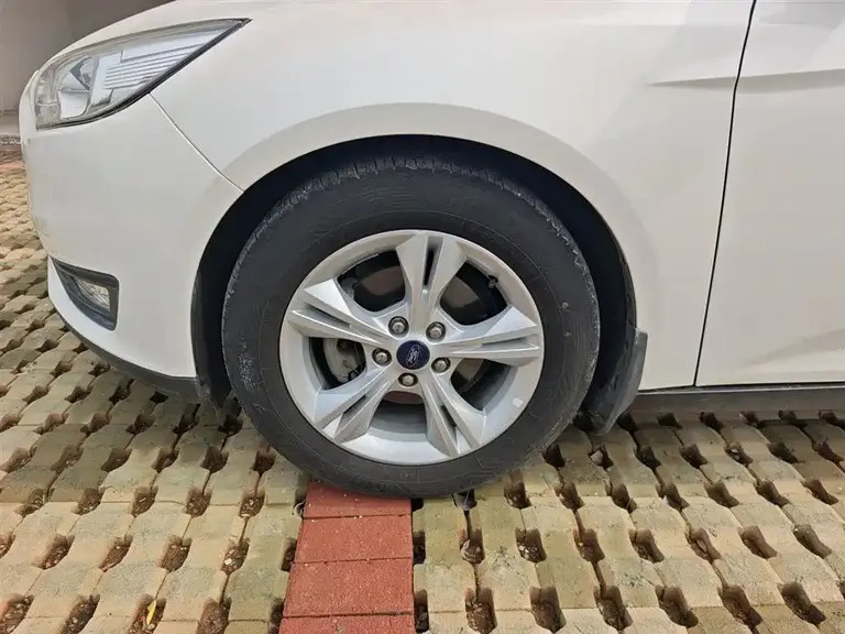Ford Focus Hatchback 1.6 L Auto Comfort Smart Travel