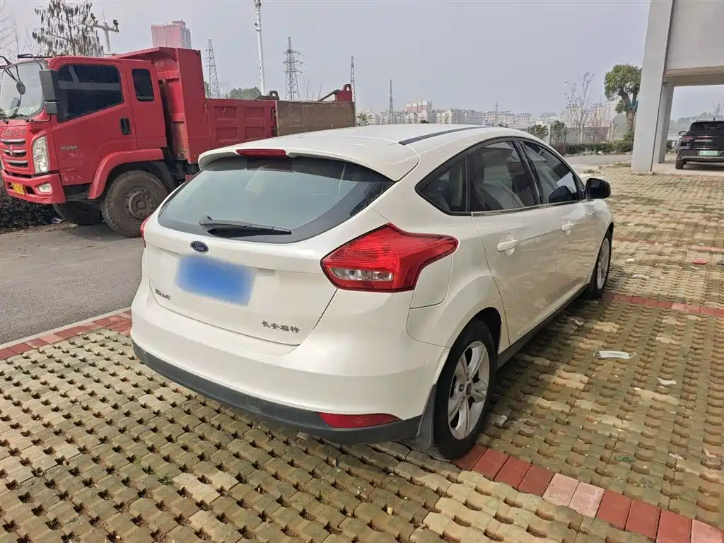 Focus Hatchback 1.6 L Auto Comfort Smart Travel