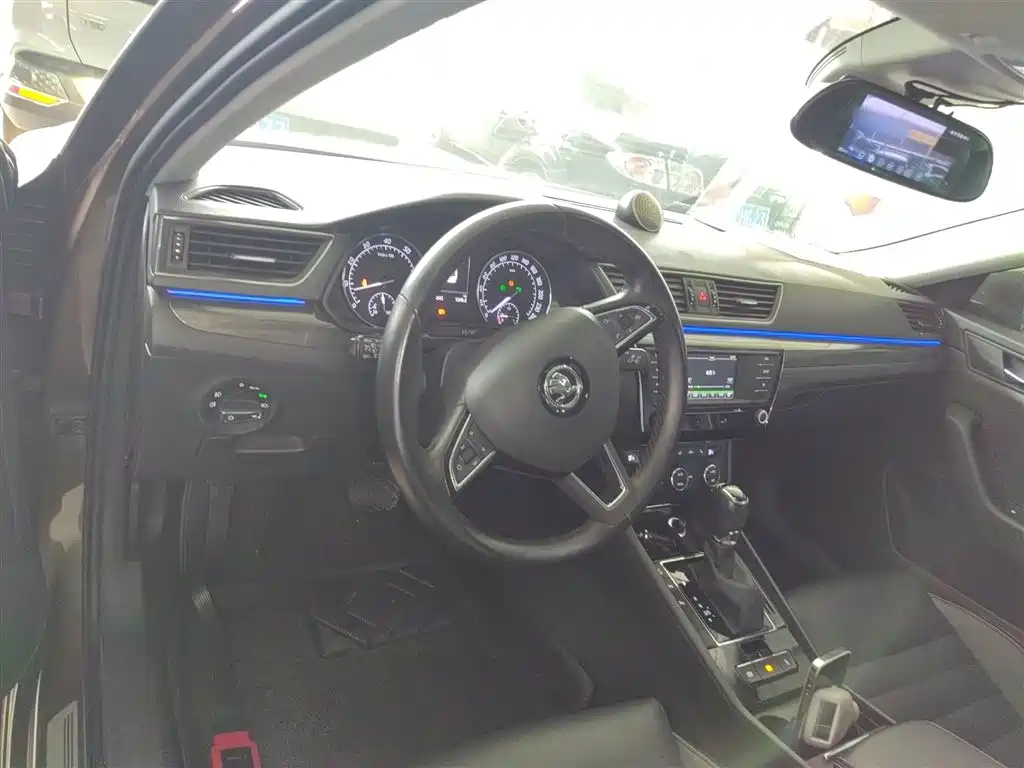 Superb TSI330 DSG Smart Travel