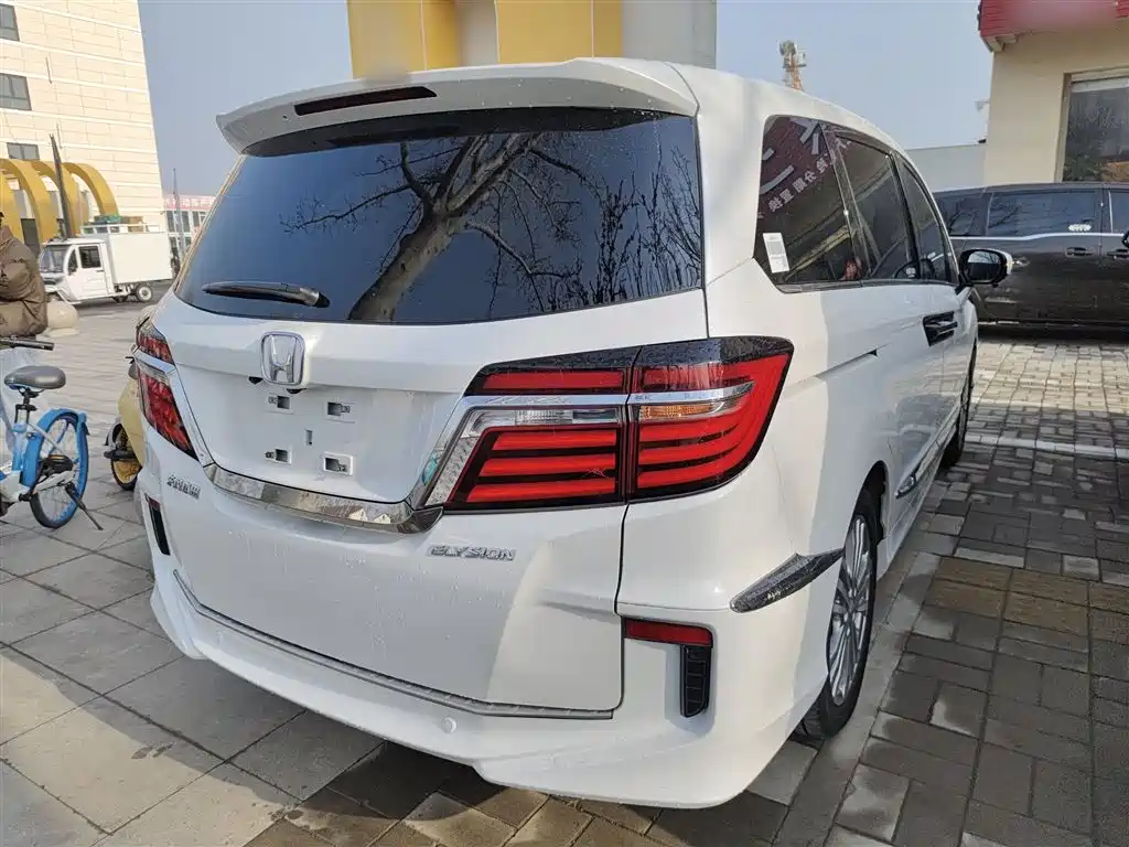 Elysion 2.4 L Luxury