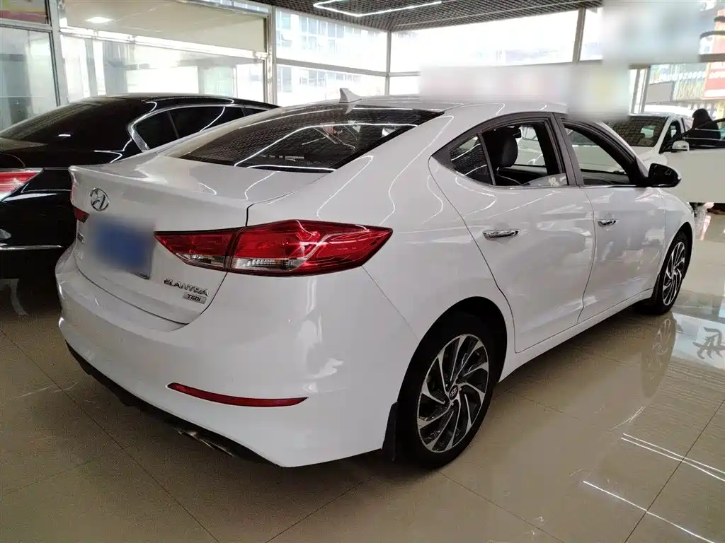 Elantra 1.4 T DCT Dynamic Shine · Active