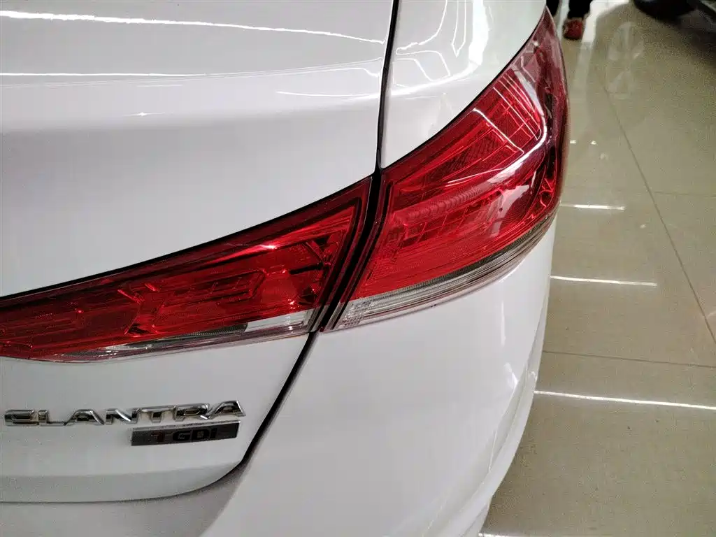 Elantra 1.4 T DCT Dynamic Shine · Active