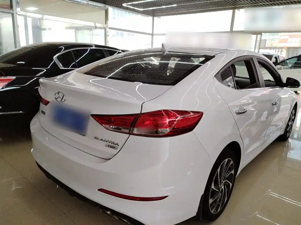 Elantra 1.4 T DCT Dynamic Shine · Active